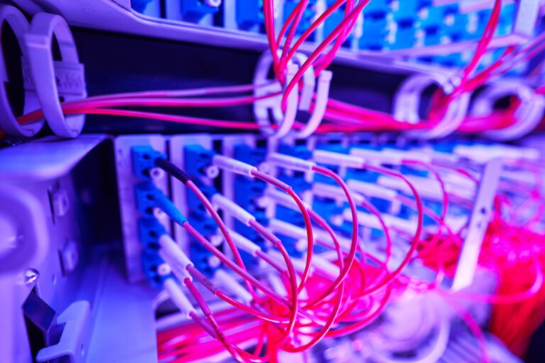 Arrangement of optical fiber cables in server hardware